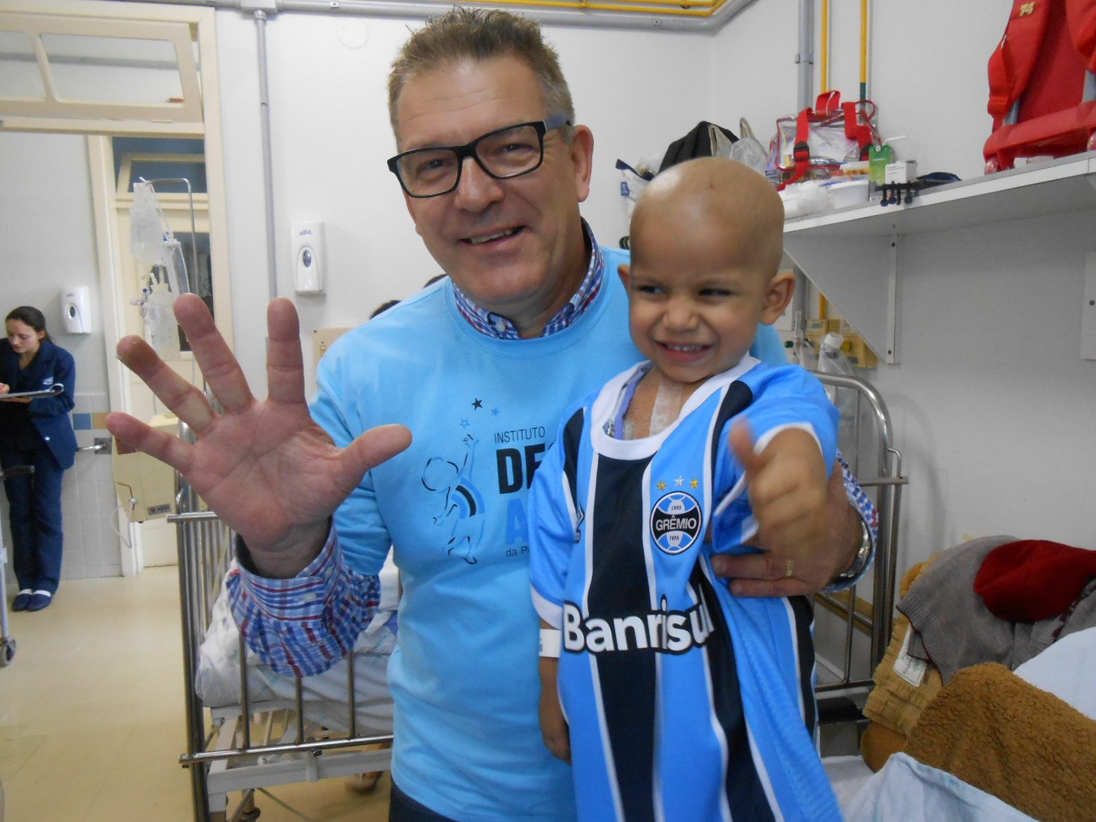 Bernardo faz tratamento no Hospital Conceição. Simpático, querido, doce e além disso é gremista. Por isso bravo e guerreiro como seu clube do coração e com certeza vai sair dessa para muitas vitórias. Bernardo ganhou sua camiseta oficial do Grêmio do voluntário Claudio Oderich.