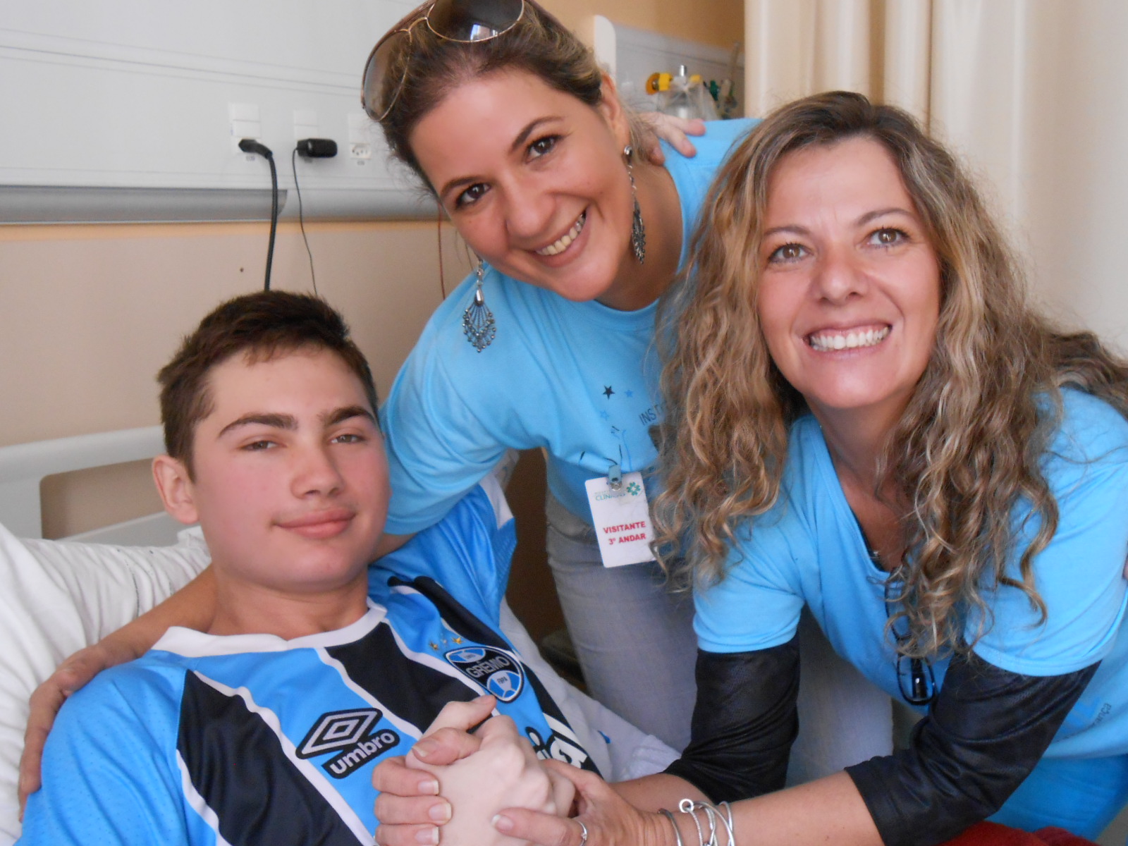 Nathanael está fazendo tratamento no Hospital de Clínicas. É um gremista de muita raça e fibra e com certeza vai sair dessa de letra. Isso porque um tricolor como Nathanael não se entrega jamais. O menino ganhou sua camiseta do Grêmio das voluntária Priscila Simon, Bia Machado, Nara Sonallio e Linda Barth.Nathanael está fazendo tratamento no Hospital de Clínicas. É um gremista de muita raça e fibra e com certeza vai sair dessa de letra. Isso porque um tricolor como Nathanael não se entrega jamais. O menino ganhou sua camiseta do Grêmio das voluntária Priscila Simon, Bia Machado, Nara Sonallio e Linda Barth.

