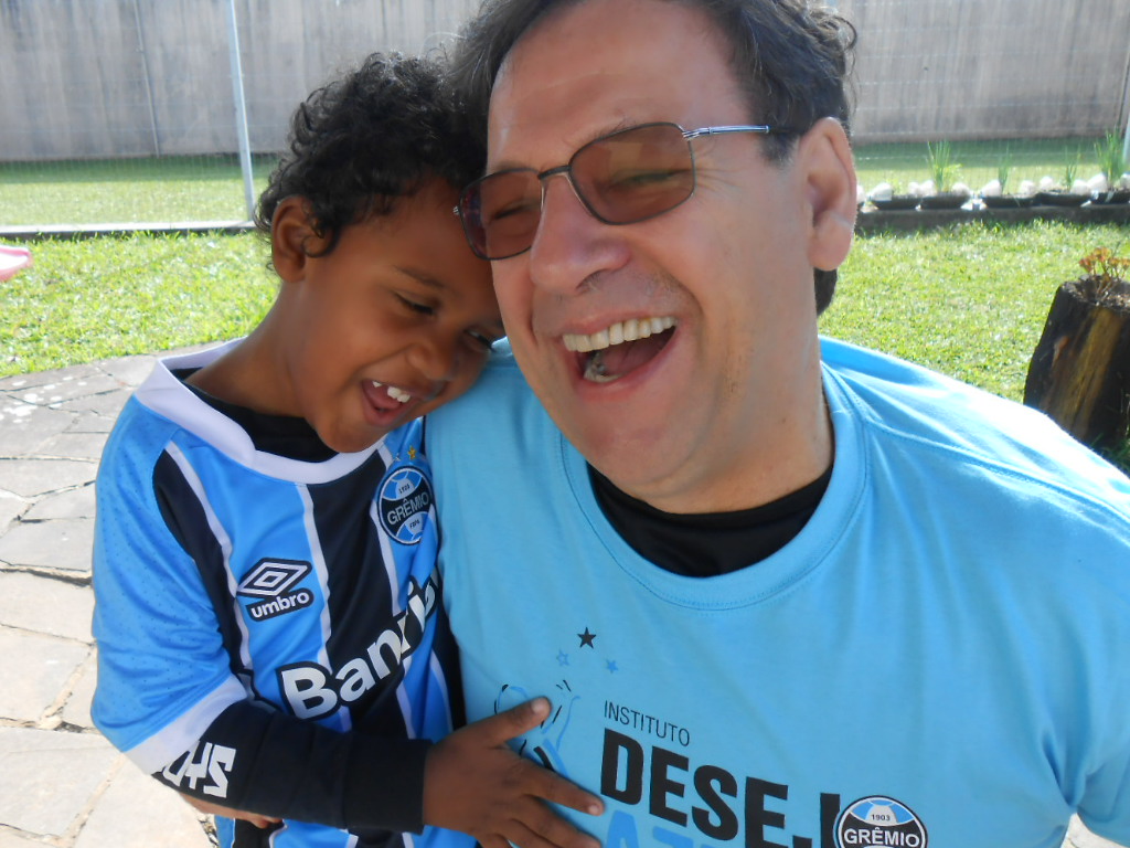 Felipe faz tratamento na APAE de Canoas. O desejo do menino era ganhar uma camiseta oficial do Grêmio. O que foi possível graças a colaboração do voluntário Gilmar Moschen. Agora com a camiseta do timão e líder do brasileirão o menino é só felicidade a alegria