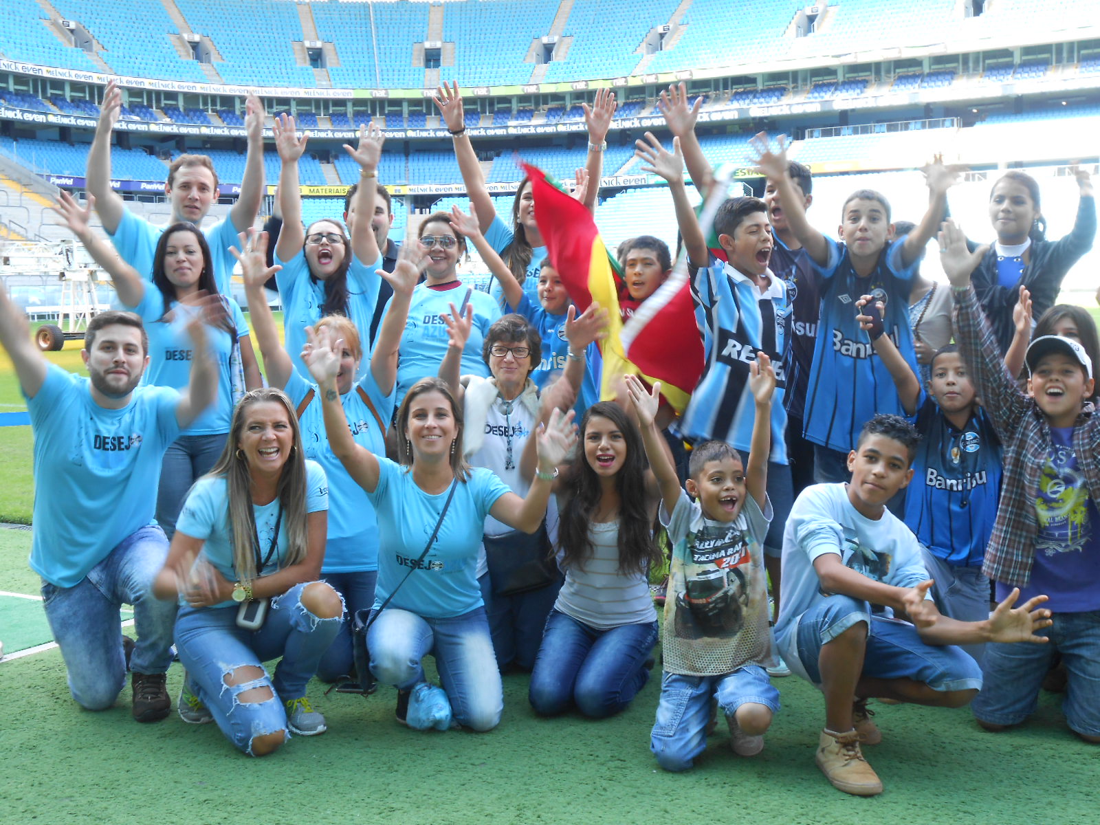 Na última terça foi realizado mais um tour do Desejo Azul na Arena. Desta vez estiveram presentes mais de 60 crianças da instituição GAIA de Gravataí, Instituto do Câncer Infantil e CRESS Abrigo Residencial 10 de Porto Alegre e seus respectivos responsáveis, além de voluntários.