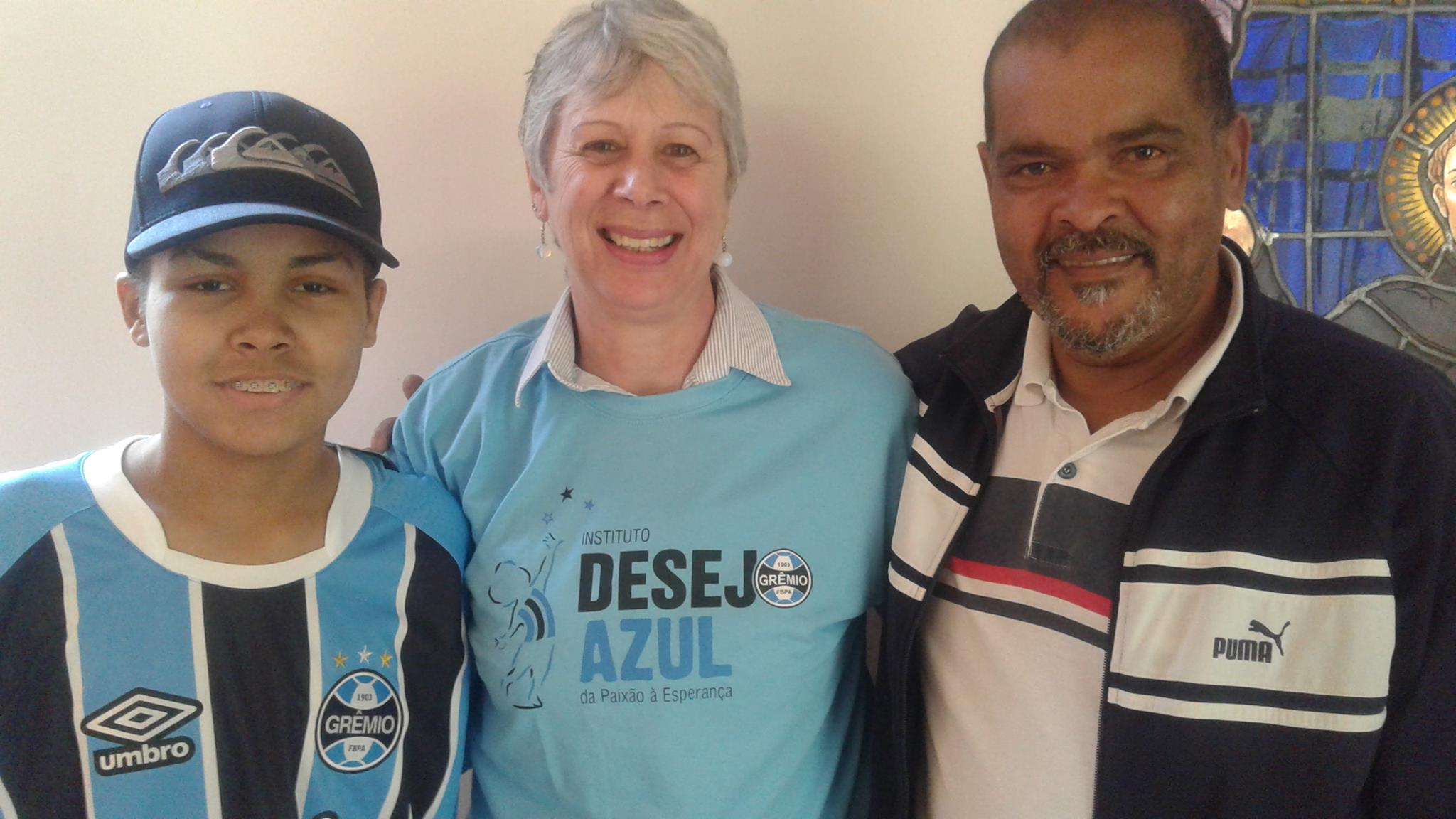 Felipe faz tratamento no Hospital da Criança Santo Antônio. Está se recuperando muito bem , com muita determinação e bravura. Felipe vai torcer pelo hexa na Copa do Brasil com a camiseta oficial do Grêmio que ganhou da voluntária Marilene Lobo.