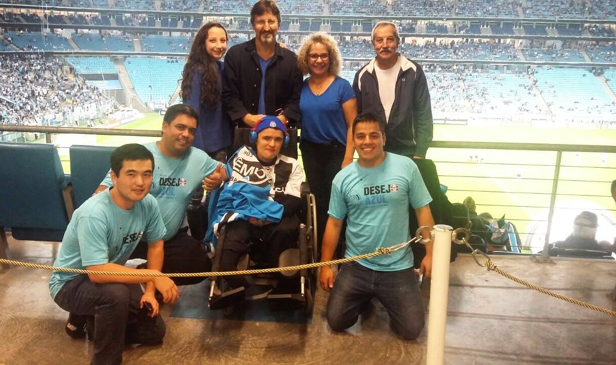 Lucas veio de Parobé com sua família para ver o Grêmio, seu time do coração pela primeira vez jogar na Arena. E não poderia ser diferente, se deu muito bem pois viu uma chuva de gols, uma atuação de luxo, viu tricolor sair em primeiro no grupo da Libertadores e ainda conheceu Arena na partida entre Grêmio 4 x 0 Zamora. Foi uma noite de luxo para Lucas . Colaboração dos voluntários Kelvin Camargo Carvalho, Aírton Luciano Vieira e Milton Sasamori.