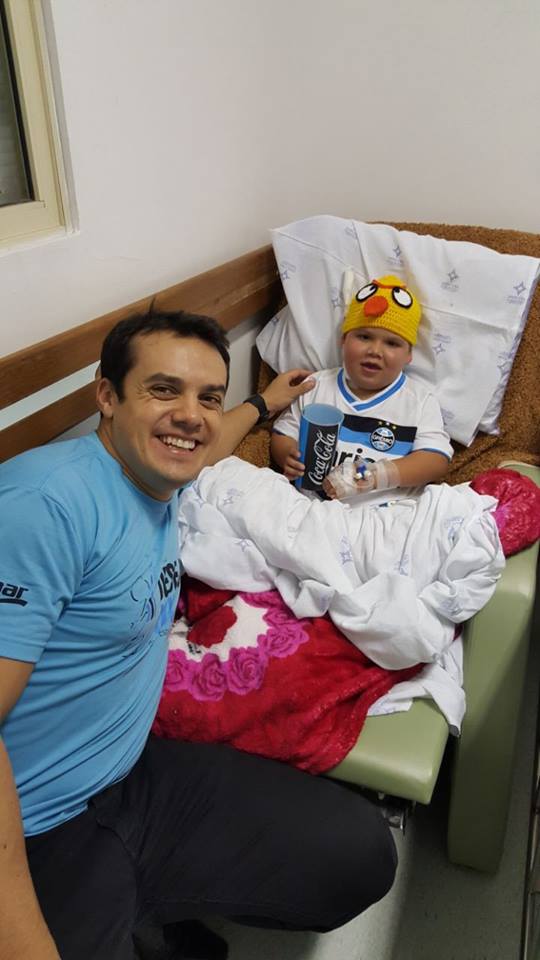 O pequeno Antônio faz tratamento no Hospital da Criança Santo Antônio. Ele luta todos os dias como um grande gremista que é, e vai sair ganhador. Antônio pediu e ganhou a camiseta oficial do Grêmio do voluntário Fernando Tavarez