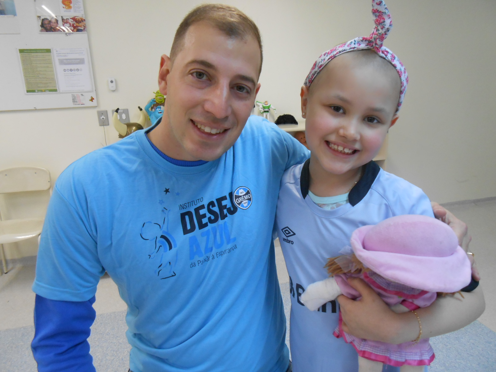 Vitória faz tratamento no Hospital de Clínicas. É uma meiga e querida gremista. Estava entusiasmada e muito feliz com a camiseta do Grêmio que ganhou do voluntário Júlio César Chivaski. Depois comemorou mais três ponto do Tricolor dentro de campo. Saúde Vitória !