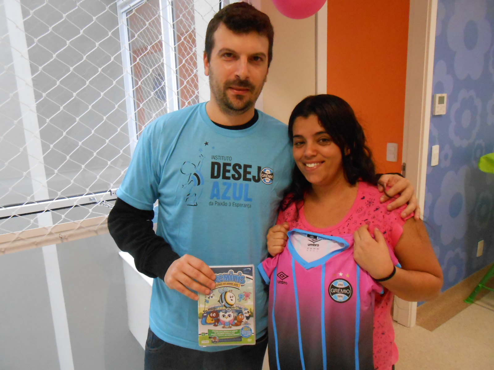 Eduarda faz tratamento no Hospital de Clínicas e no Instituto do Câncer Infantil. No mesmo dia realizou dois grandes desejos. O primeiro recebeu a camiseta do Tricolor do voluntário Jacson Crauss e á tarde fez o tour na Arena. É muita emoção ! Saúde e muitas vitórias Eduarda!
