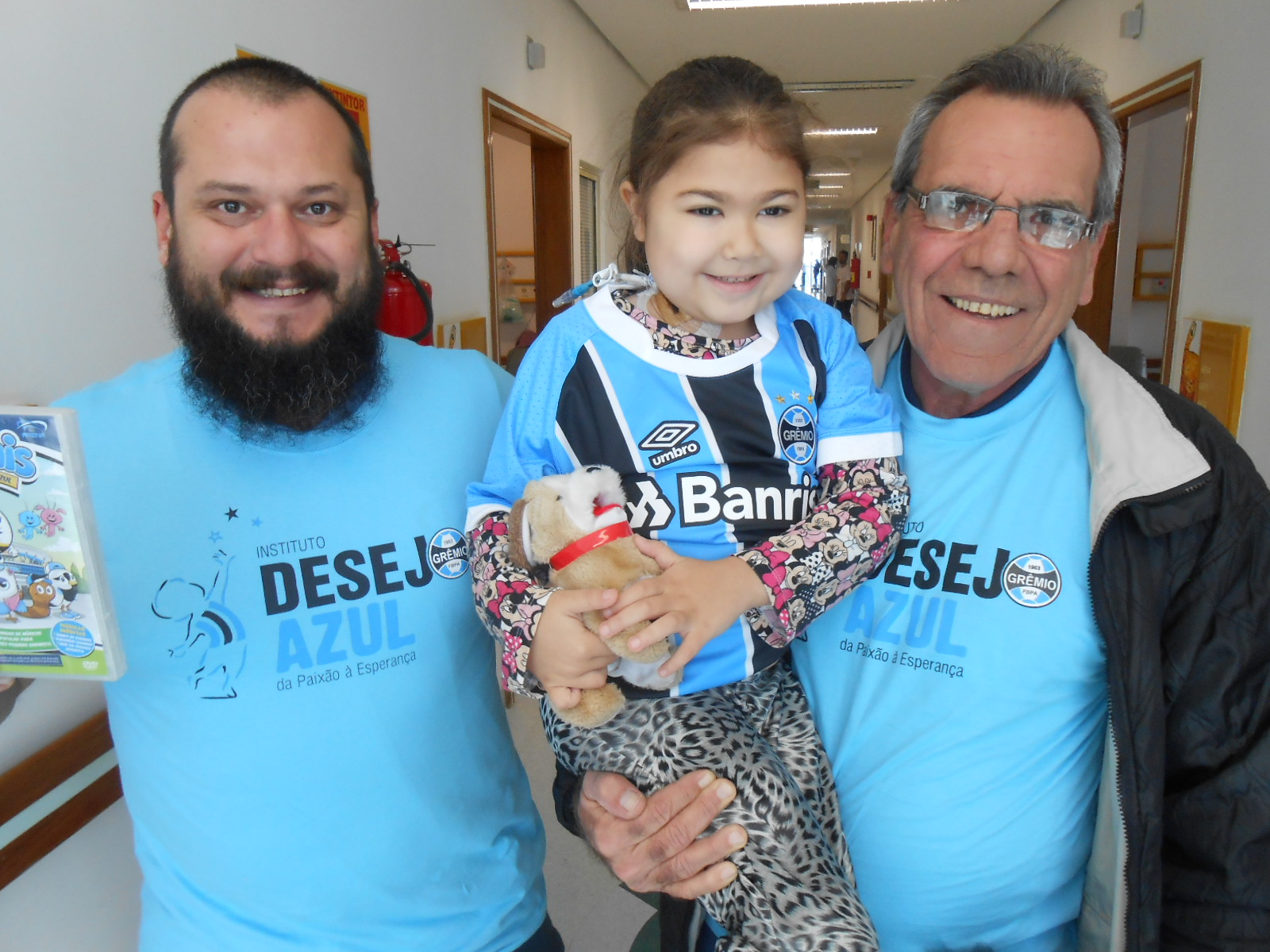 Maria Salete faz tratamento no Hospital da Criança Santo Antônio. Essa linda gremista está na batalha e na luta e como uma grande guerreira que é. Salete ganhou sua camiseta oficial do Grêmio para torcer por mais uma vitória hoje á noite dos voluntários Mazaropi e Marcelo Montesdioca.