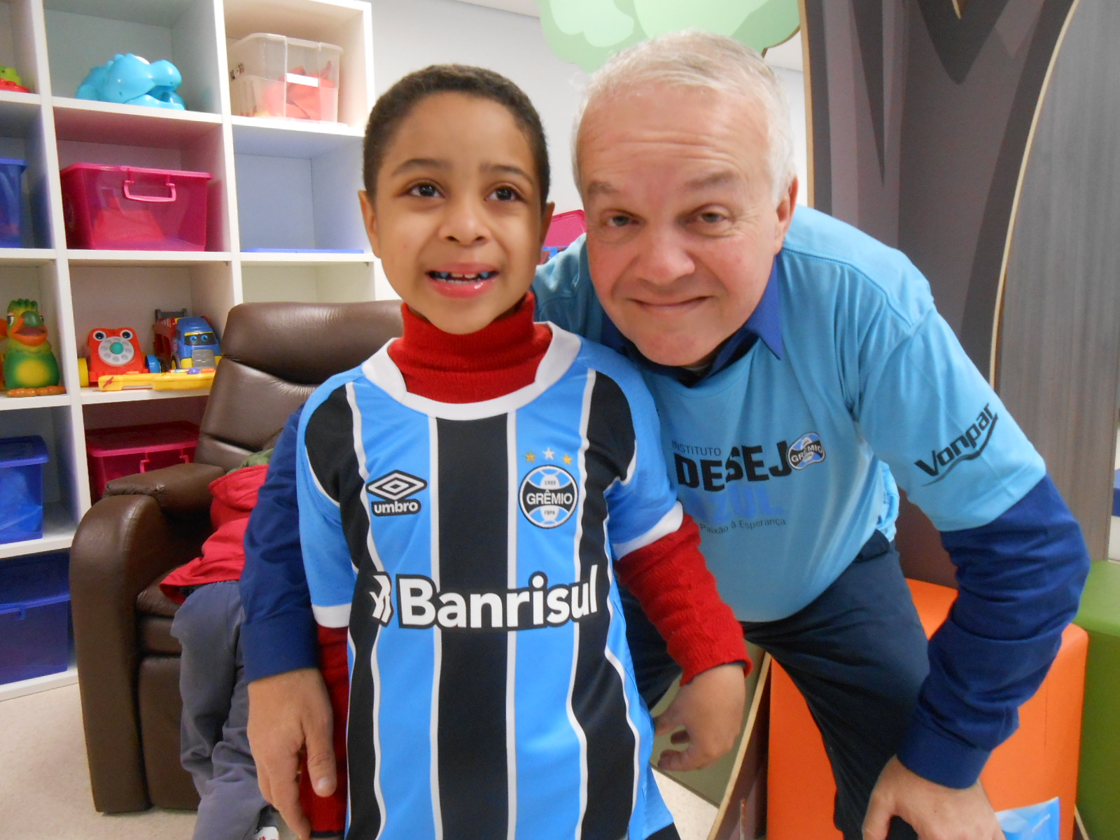 É sempre uma ótima notícia : Stevan, este gremistão de uma família só de gremistas melhora a cada dia que passa. E como bom tricolor que é com certeza vai sair campeão. O menino que amanhã vai vibrar mais uma vez com o Grêmio ganhou sua camiseta oficial do voluntário Flávio Dal Pizzol.