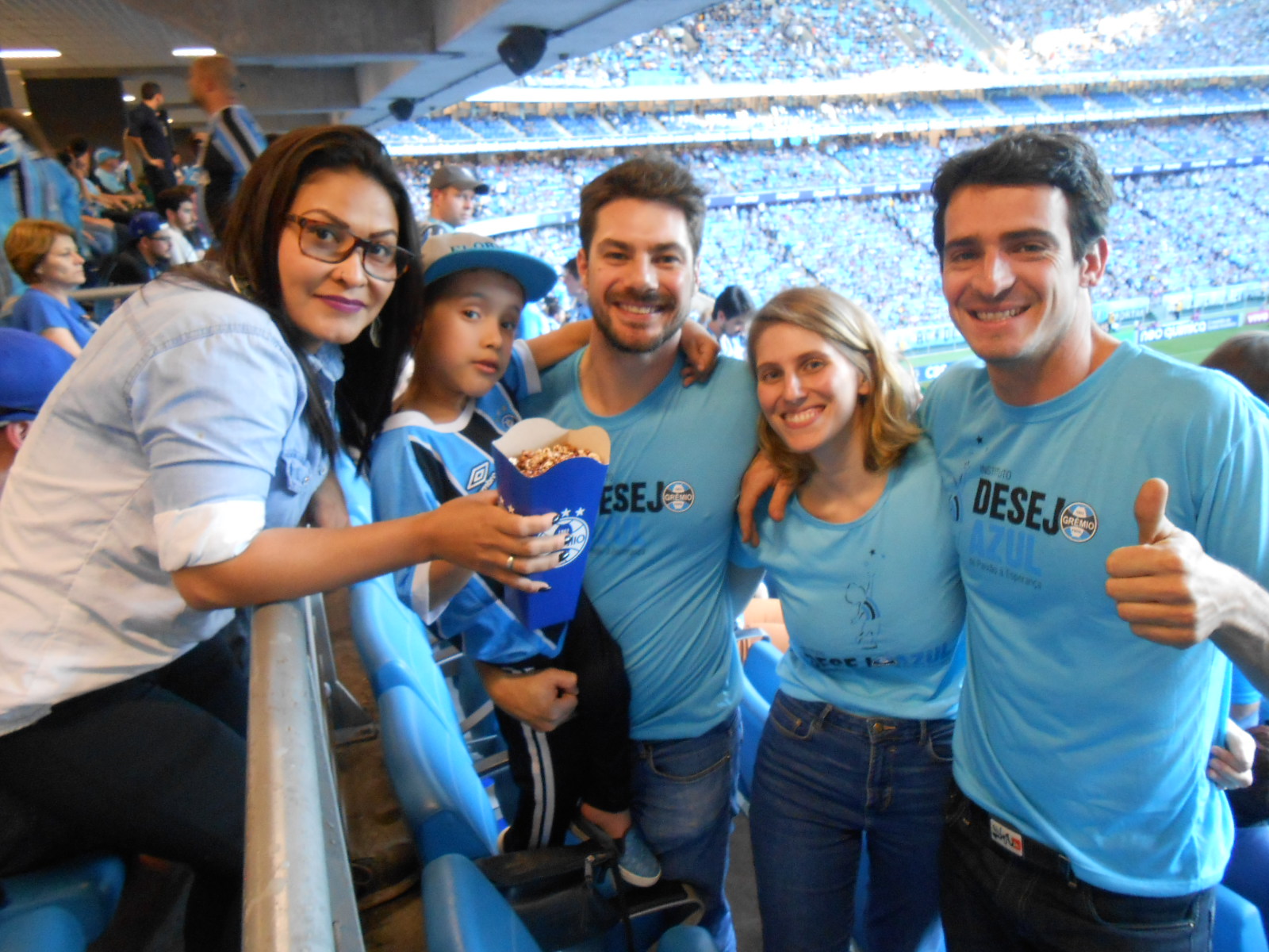 Depois de ganhar sua camiseta oficial , Gustavo teve seu segundo desejo atendido. O menino que faz tratamento na AACD foi pela primeira vez na Arena assistir a um jogo do Tricolor. Colaboração dos voluntários João Paulo Franceschetto, Joana Aesse, Ernesto Ortiz.