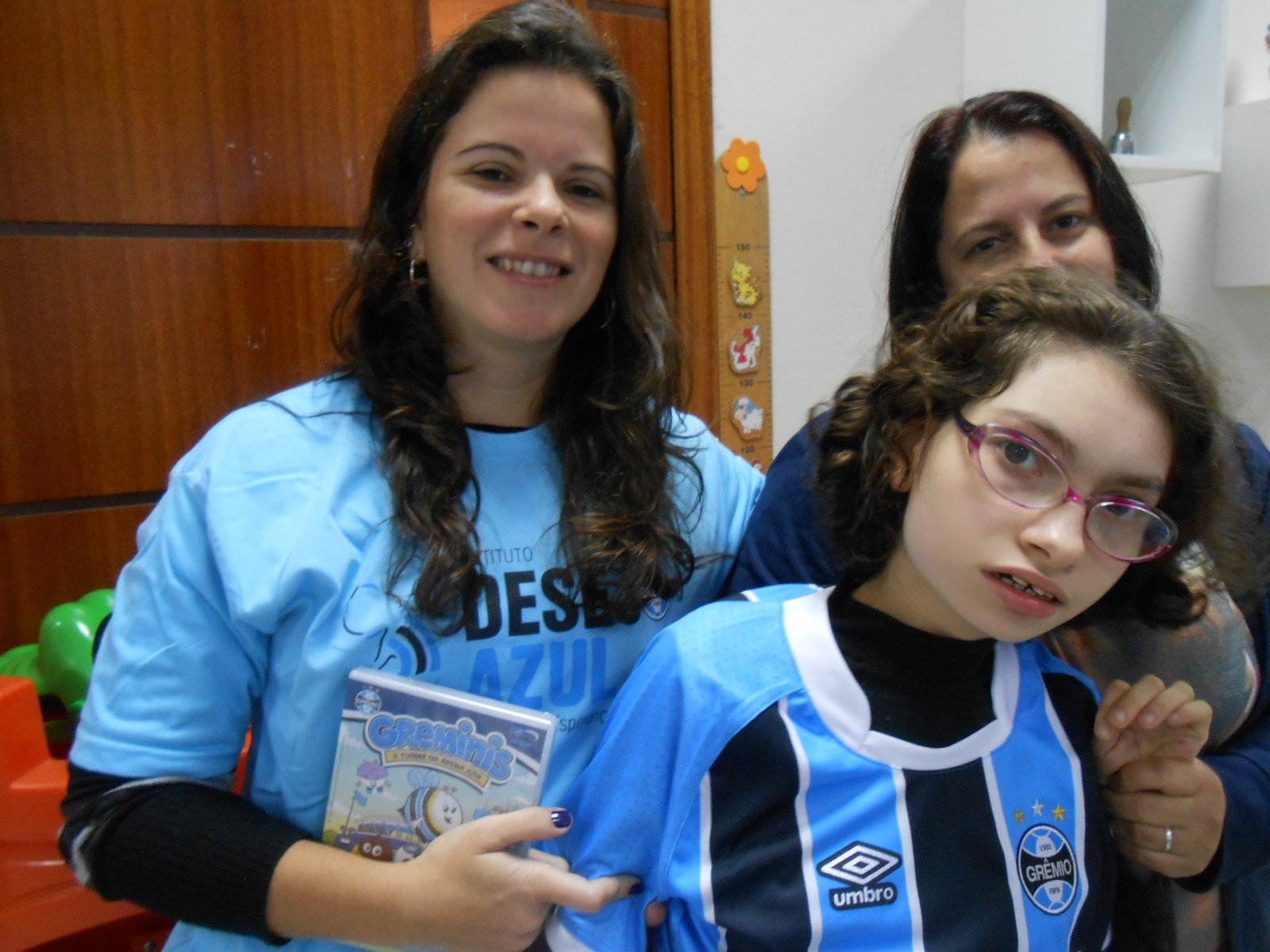 Fernanda faz tratamento na Kinder. Seu desejo era ganhar uma camiseta oficial do Grêmio. E com a colaboração da voluntária Cristiane Beck Penna a menina poderá agora vibrar mais ainda com as vitória e títulos que virão em breve.