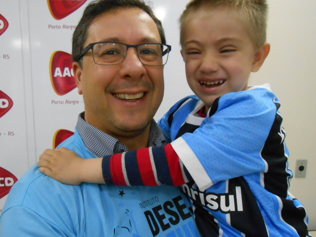 Rafael tem 4 anos e faz tratamento na AACD. Começou com apenas um aninho e de lá para cá já obteve grandes avanços. E agora depois que ganhou a camiseta do Grêmio do voluntário Edson Fonseca só vai ter progressos porque tem a força de um campeão tricolor!