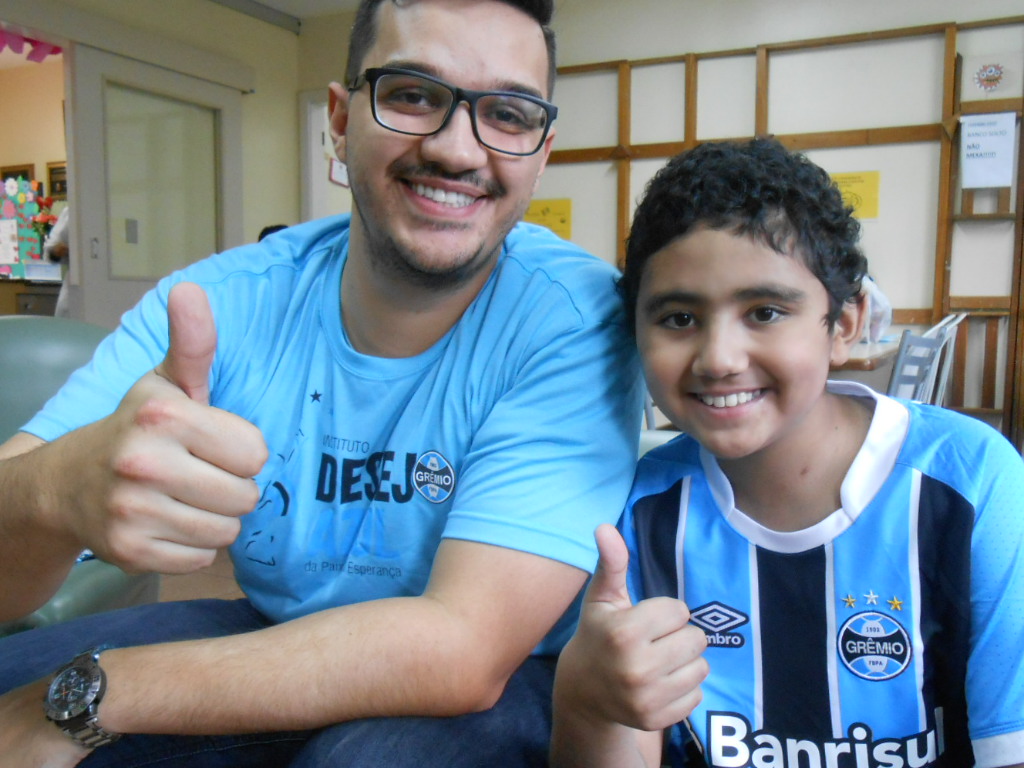 Daniel é do interior e está hospedado na Casa de Apoio do Instituto do Câncer Infantil para realizar exames no Hospital de Clínicas. A ótima notícia é que Daniel está muito bem obrigado e em breve vai poder ir na Arena acompanhar uma partida do Grêmio. Dani ganhou sua camiseta oficial do voluntário Gerhardt Neugebauer.