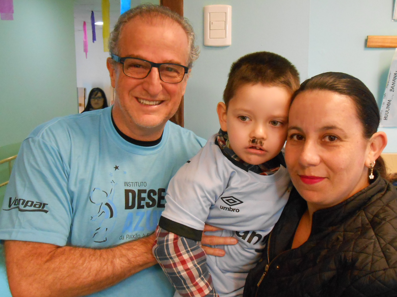 Arthur tem 4 anos e faz tratamento na Kinder. É um gremista muito especial por isso quem foi entregar sua camiseta oficial do Grêmio foi o voluntário Duda Kroeffum dos torcedores mais ilustres da história do clube.