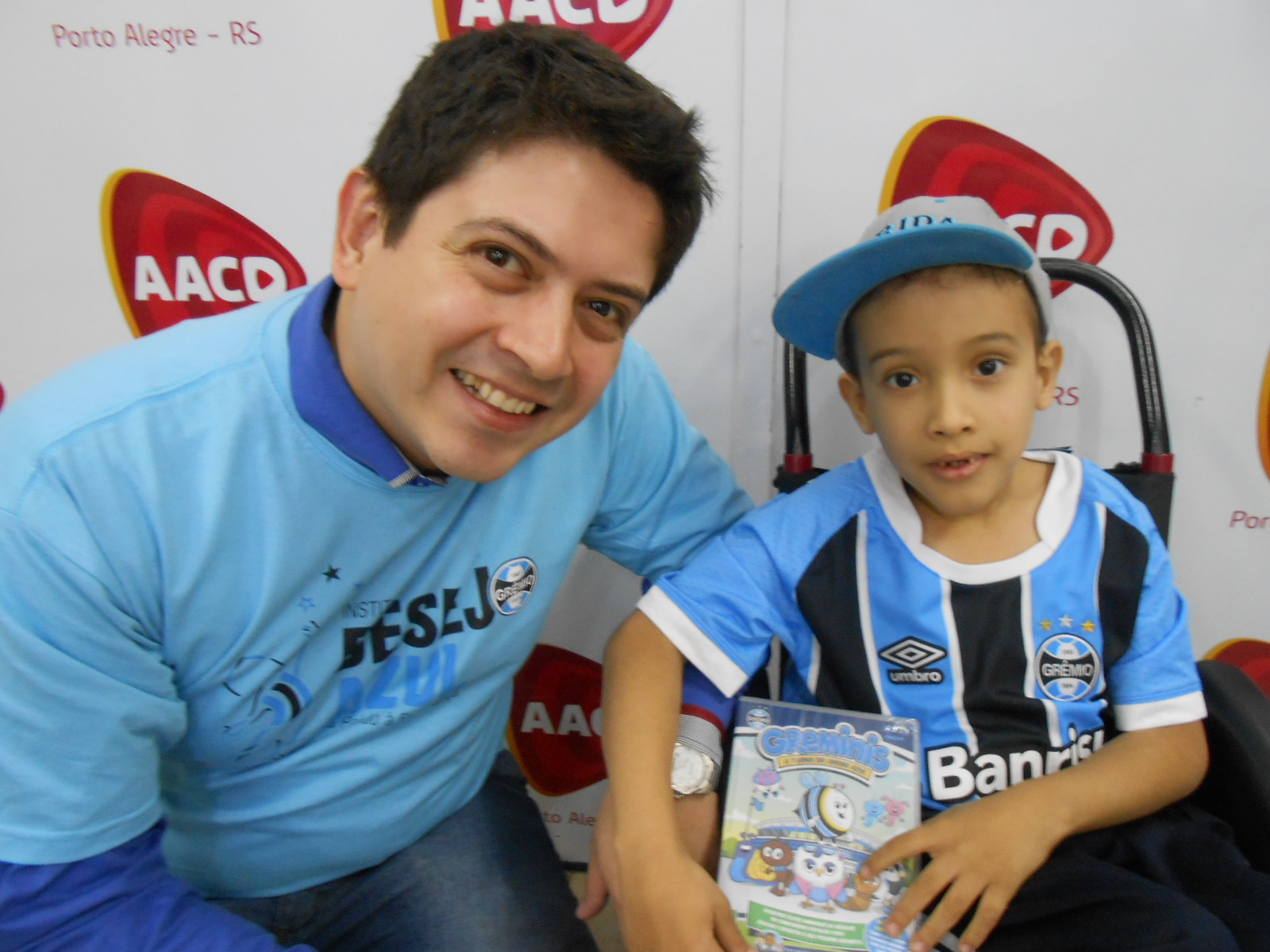 Gustavo faz tratamento na AACD. Ingressou nesta instituição quando tinha apenas 1 ano. Hoje com 5 teve avanços consideráveis. O menino que é oriundo da região norte do Brasil adotou o Grêmio como seu time do coração . E para premiar este novo tricolor nada melhor do dar a camiseta oficial do Grêmio que foi feito graças ao voluntário Giovani Lemos.