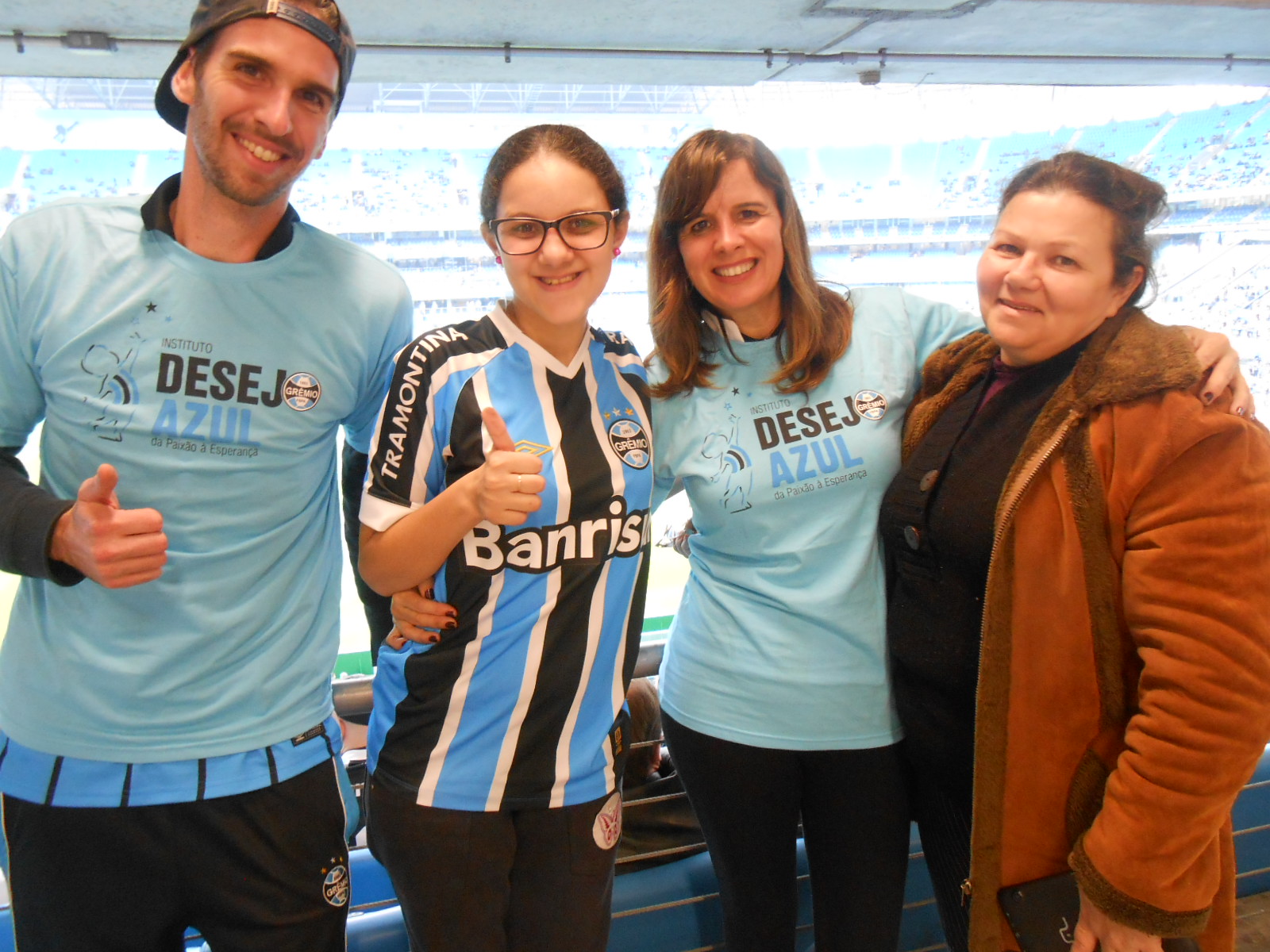 Stefany já havia ganho sua camiseta numa ação do Desejo Azul dias atrás. Faltava realizar seu outro grande sonho, ver um jogo do Grêmio na Arena. E com a colaboração da voluntária Carla Krug e Jonatas Castilho a menina e sua avó viram de perto a vitória tricolor por 2 x 0 contra o Vasco.