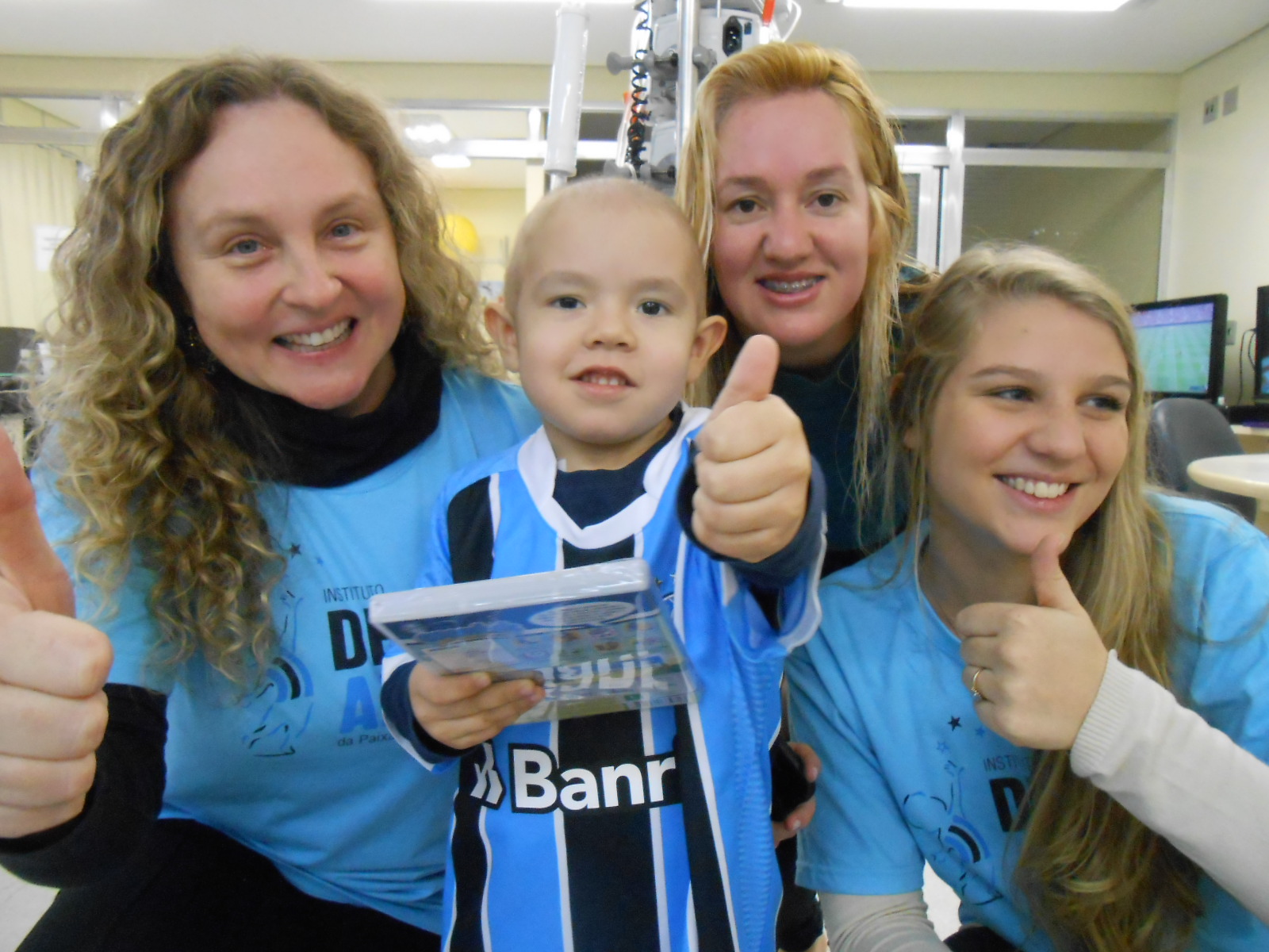 Leonardo tem 4 anos e faz tratamento no Instituto do Câncer Infantil. Um menino cheio de vida , amoroso, querido e um grande gremista. O menino ganhou sua camiseta do Grêmio das voluntária Josele Pfeiff e Lauren Neumann.