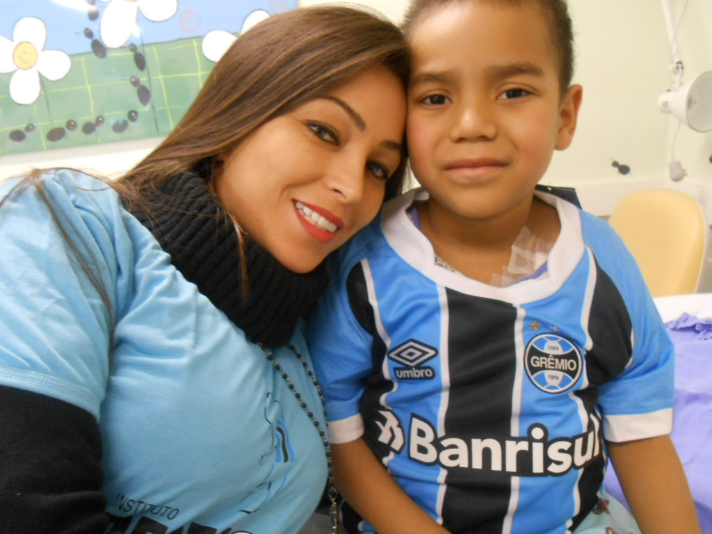 Bryan faz tratamento no Hospital Conceição. Como um grande gremista que é está na luta e vai vencer pois é um guerreiro. Bryan ganhou sua camiseta oficial do Grêmio da voluntária Bel Dias.