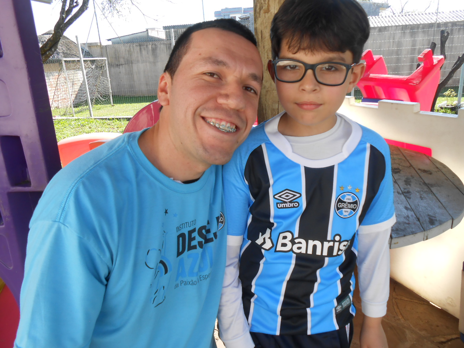 Nicolas faz tratamento na APAE de Canoas. Estava entusiasmado ao saber que chegara o seu grande dia de ganhar sua camiseta oficial do Grêmio. E com a colaboração do voluntário Tailson Antunes o menino gremistão vai acompanhar o Grêmio neste final de semana e quem sabe chegar na liderança do campeonato.