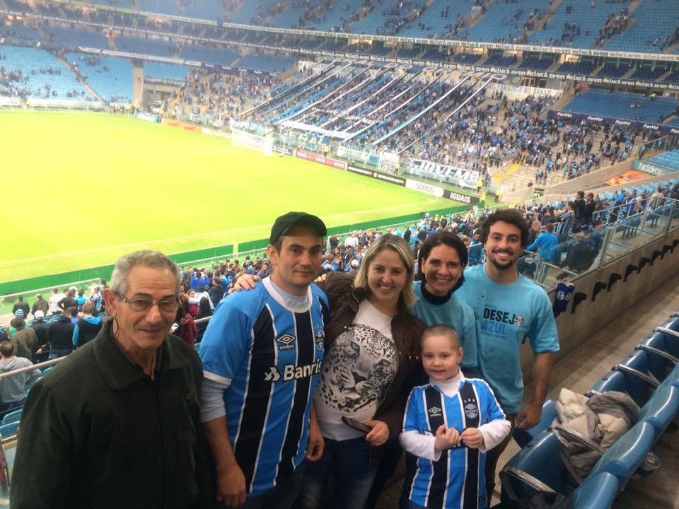 Marciele tinha um grande desejo de conhecer a Arena e ver o seu Grêmio jogar ao vivo perante seus olhos. E este grande dia não poderia ter sido melhor. Com mais um show do Tricolor que ganhou do Coritiba por 2 x 0 Marciele e seus pais foram na Arena com a colaboração dos voluntários Pietro Dalla Justina e Raquel Medeiros.