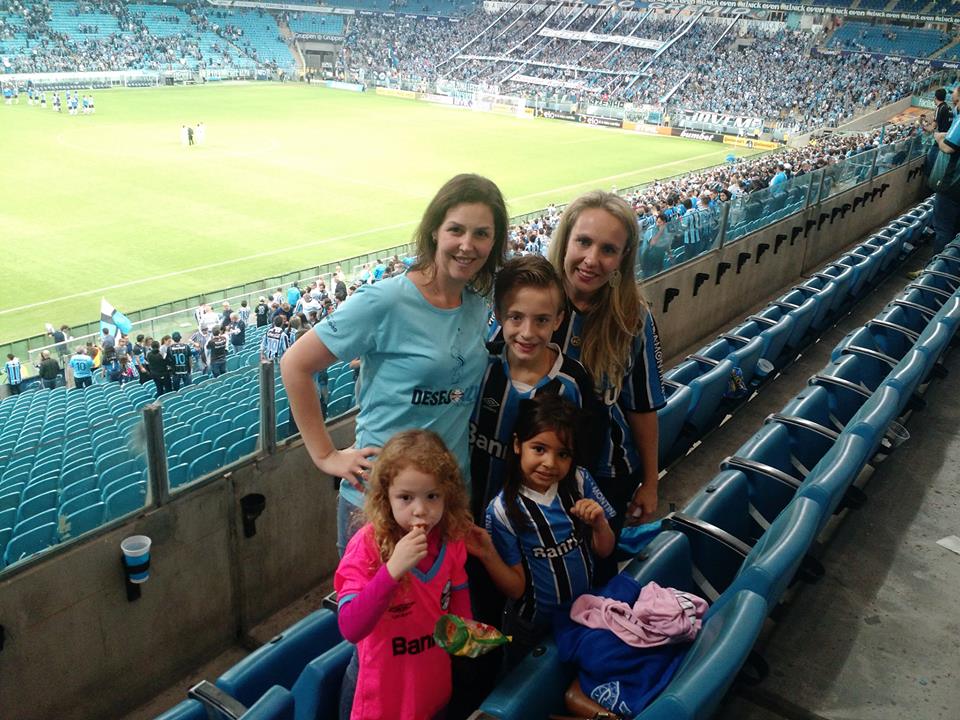 Lorenzo e sua família foram mais uma vez na Arena e presenciaram um show. Um show de carinho, solidariedade , respeito e educação dos voluntários Elisa Pretto e Luiz Fernando Rodrigues Júnior e sua filha . E depois no campo um show de futebol do Grêmio que ganhou de goleada do Atlético/PR .