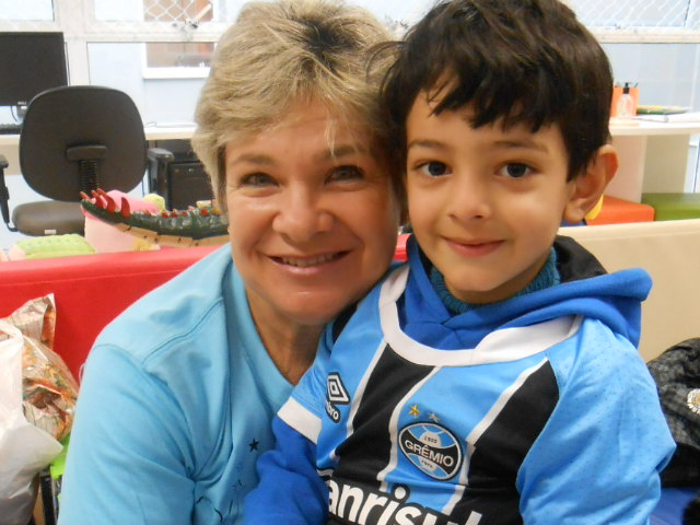 Gustavo faz tratamento no Instituto do Câncer Infantil. Como bom gremista que é tinha o desejo de ganhar sua camiseta oficial do Tricolor . E com a colaboração da voluntária Lenisi Facini o menino vestiu com orgulho sua camiseta e ficará na expectativa de mais uma vitória tricolor hoje á noite.