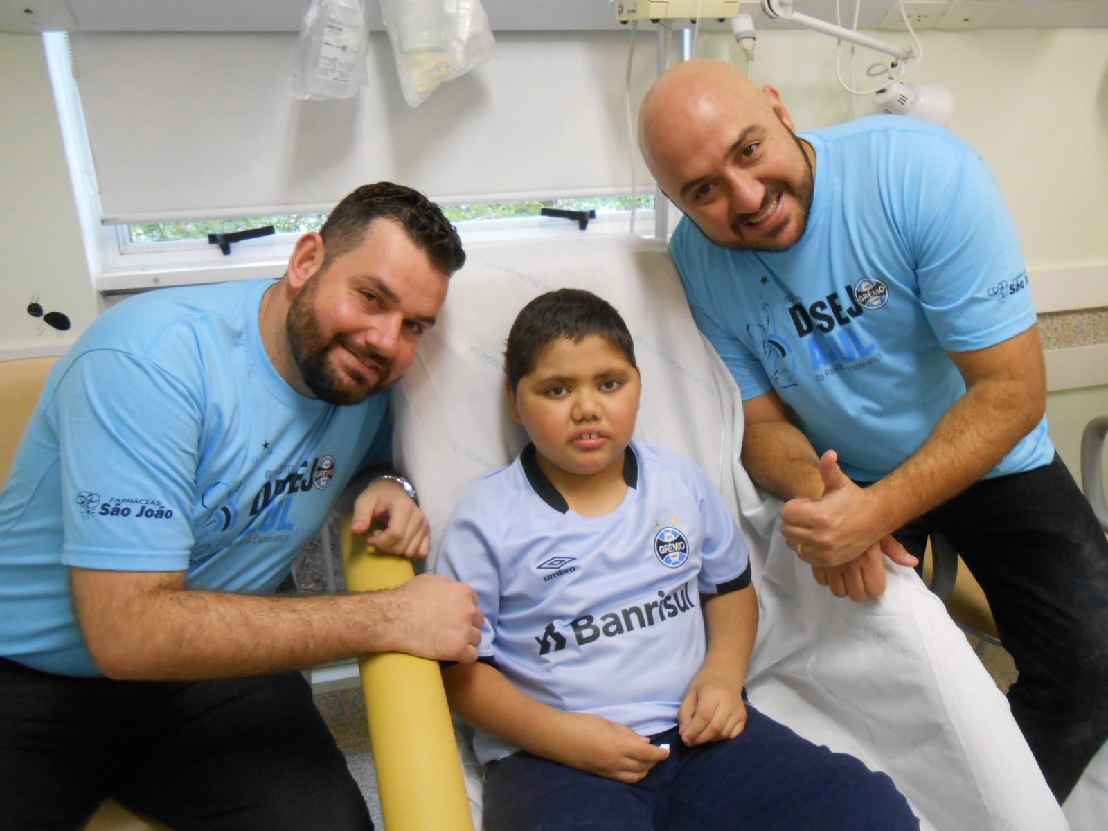 Lucas Guilherme, que grande nome para um centro avante goleador do Grêmio no futuro!! O menino que está fazendo tratamento no Hospital Conceição desejava ganhar uma camiseta celeste oficial do Tricolor. E para tornar seu sonho possível foi solicitado a uma dupla de voluntários a missão de atender o nosso goleador. Obrigado a Thiago Righi e Diego Nunes Raymundo.