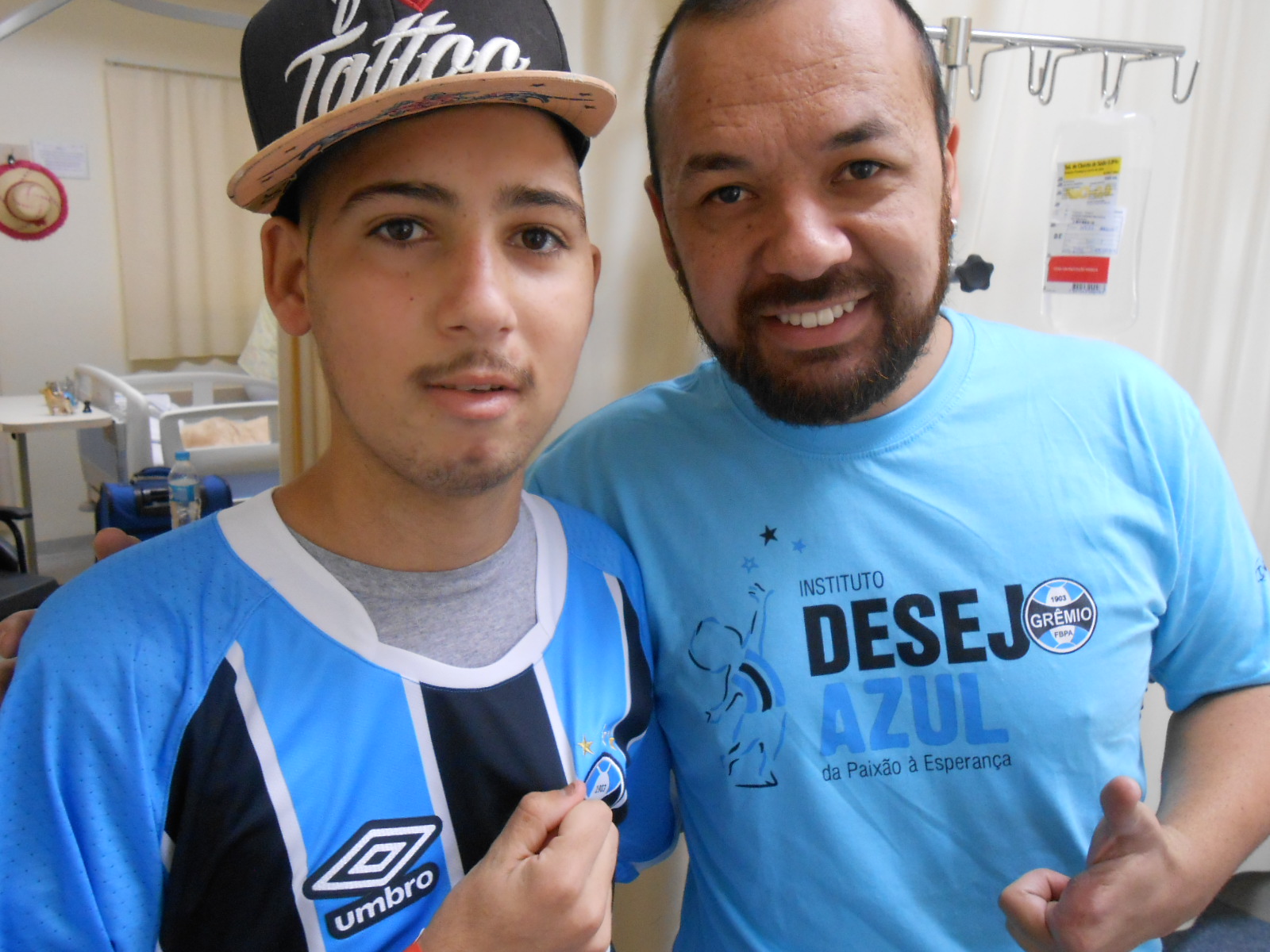 Alisson tem 17 anos e faz tratamento no Hospital de Clínicas de Porto Alegre. É um gremista dos mais fanáticos. Acompanha tudo que diz respeito ao Tricolor. Não perde nada. Com a colaboração do voluntário Tiago Antunes levamos para ele a camiseta oficial do Grêmio . Que a força do Tricolor seja um estímulo para sua recuperação .