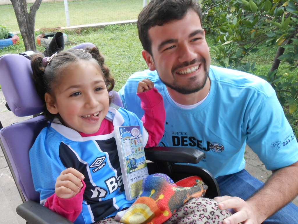 Júlia faz tratamento na APAE de Canoas. Um pouco antes da ação se mostrou tímida mas aos poucos foi abrindo um largo sorriso enquanto o voluntário Jackson Garcia retirava do pacote a sua camiseta oficial do Grêmio. Depois foi só amor envolvido, amor pela Júlia que é uma graça de menina e amor pelo Grêmio.