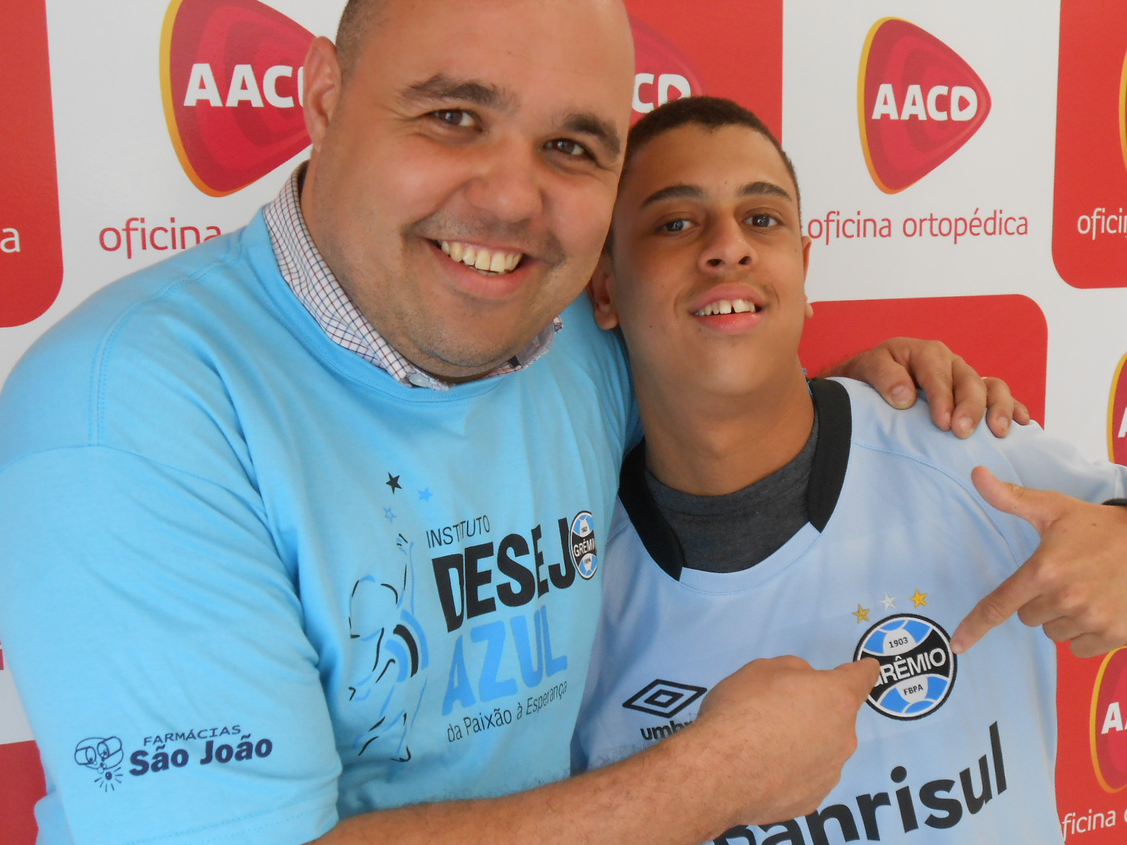 Luan tem 16 anos e faz tratamento desde pequeno na AACD. Fez uma cirurgia recentemente e a cada dia que passa sua saúde melhora. E vai melhorar ainda mais agora depois que esse gremistão recebeu do voluntário Fernando Galimberti a camiseta celeste Tricolor.