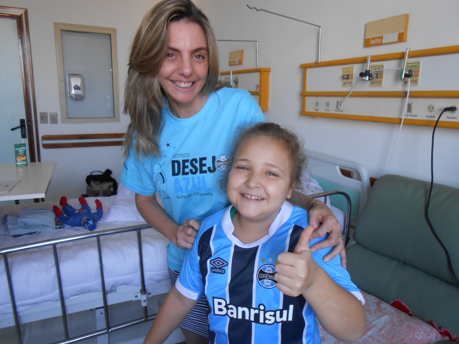 A Nathaly de Parobé está fazendo tratamento no Hospital da Criança Santo Antônio. É uma queridona demais ! Dona de uma alegria cativante essa grande gremista desejava uma camiseta oficial do Grêmio. E com a colaboração da voluntária Vanessa Martini levamos a camiseta e mais um monte de pensamentos positivos e muita fé e força porque tudo vai dar certo! Estamos contigo gremista Nathaly !