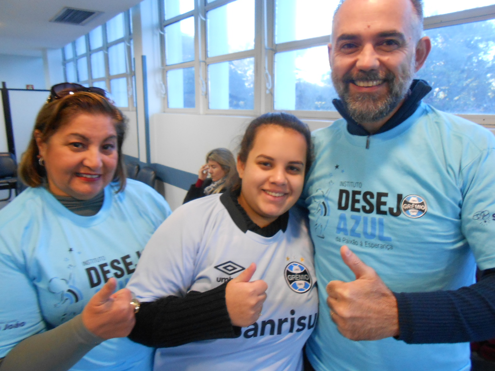 Foi tudo de surpresa . A tia da Nicole que teve a ideia de escrever para o Desejo Azul e pedir uma camiseta do tricolor para sua sobrinha que passou por pequeno problema de saúde mas que se recupera muito bem. Com a colaboração dos voluntários Clóris Guerra e Marcos Vinícius Vargas a menina já vestiu a camiseta orgulhosa e agora espera por mais uma vitória hoje á noite.