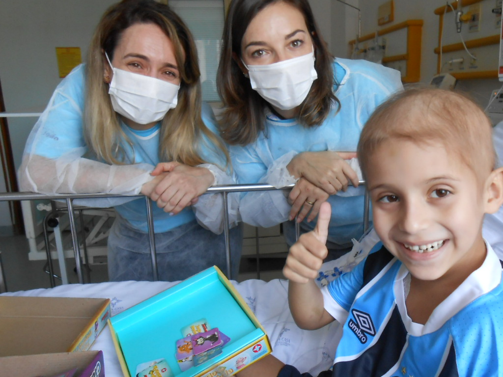 Samuel faz tratamento no Hospital da Criança Santo Antônio. Está de aniversário amanhã este querido grande gremista. Uma simpatia de menino este tricolor. Estava feliz com a vitória do Grêmio ontem e especialmente porque hoje na véspera do seu aniversário ganhou várias presentes das voluntária Renata Riboni e Anelise Brum. O principal deles a camiseta oficial do Grêmio que Samuel vestiu com muito orgulho. A nação tricolor inteira está torcendo por ti guerreiro Samuel.