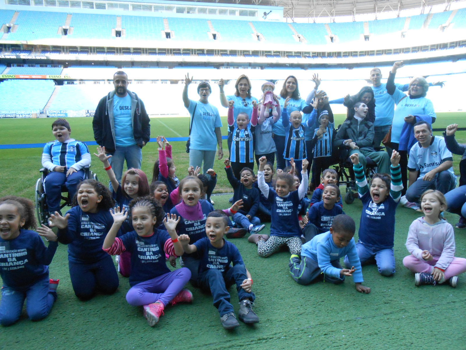 As emoções se renovam a cada visita das crianças atendidas pelo Desejo Azul na Arena. Seja conhecendo o vestiário quanto o gramado, todos vibram intensamente com cada espaço visitado neste templo Tricolor. Estiveram presentes crianças do Instituto do Câncer Infantil e da Creche Cantinho da Criança. Além disso presença dos voluntários Christiane Matos, Liane Barbieri, Rudi Renê, Júlio Chivaski, Janice Kunrath Brustolin, Rejane Chivanski de Oliveira e Ana Cristina Pereira Galvão.