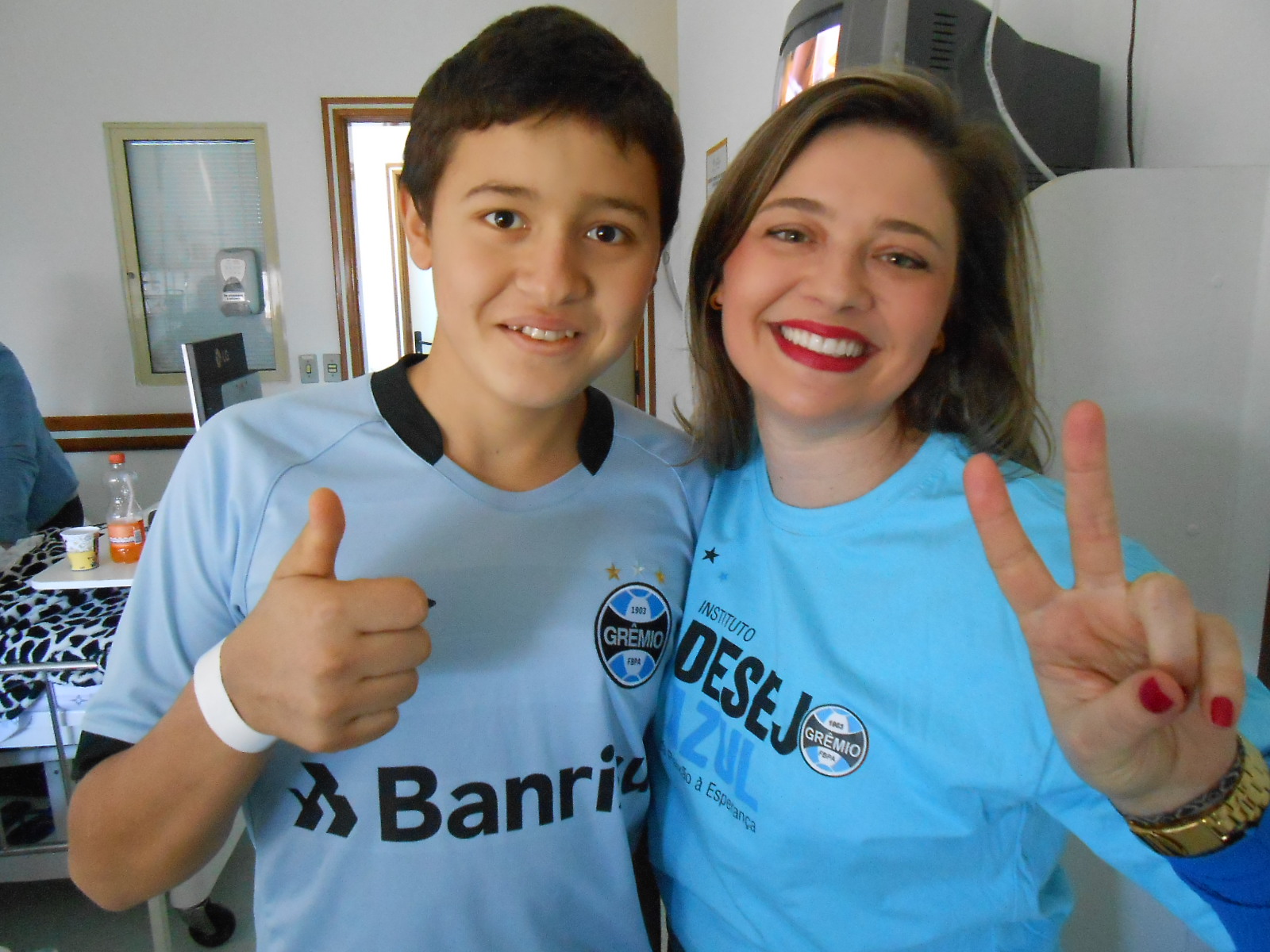 Gabriel está fazendo tratamento no Hospital da Criança Santo Antônio . Estava eufórico e muito feliz com o presentão que ganhou da voluntária Roberta Delevati, uma camiseta celeste que tanto tem nos trazido glórias e vitórias. Vitória por sinal é que o Gabriel vai conquistar quando acabar o seu tratamento.