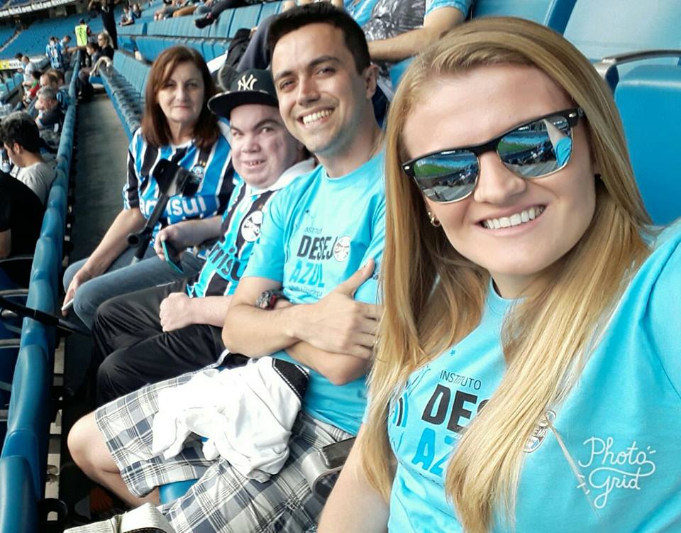 Alex está na Casa de Apoio do Câncer Infantil. Já tinha ganho do Desejo Azul sua camiseta do Tricolor. Faltava ir na Arena. Demorou para que esse sonho se realizasse mas enfim ela se concretizou. Com a colaboração dos voluntários Guilherme Arcoverde e Michele Kandler, Alex e sua mãe foram nesta tarde ver Grêmio x Avai. O resultado não foi o esperado mas quem ganhou de goleada foi o Alex