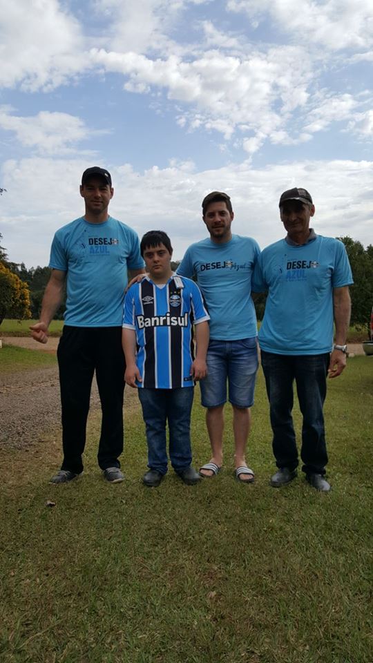 Olha na foto o Emanuel todo orgulhoso vestindo a camiseta do Imortal Tricolor. O menino que mora em Ibiaça , cidade onde os gremistas são a imensa maioria, é fanático pelo Grêmio e não perde um jogo pela tv. A ação contou com a colaboração dos voluntários Marcelo Mussato e Paulo Santini.