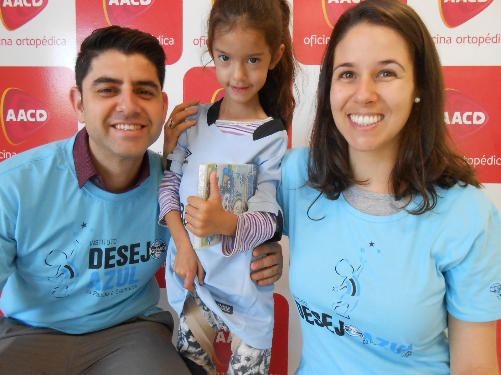 Manuela faz tratamento na AACD. Desde que começou seu tratamento nesta instituição não parou mais de ter avanços no seu estado de saúde. E agora então que recebeu a camiseta celeste do Grêmio dos voluntários Everton e Milena Baima estará mais motivada ainda. Dá-lhe Manu!