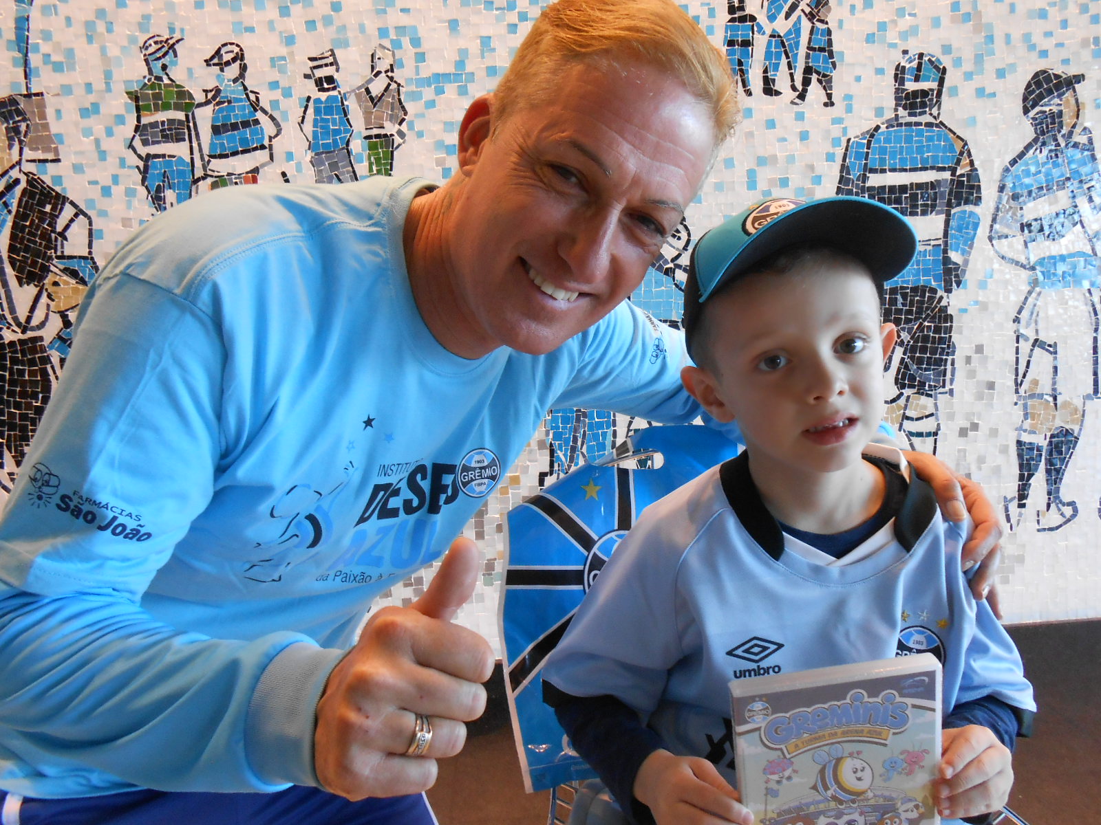 Joaquim fez uma cirurgia recentemente e está se recuperando dia após dia. Depois de um tempo ruim o sol voltou a brilhar para este querido gremistão! E assim como o Grêmio , Joaquim em muito breve vai sair campeão.É uma questão de tempo, muito pouco tempo. O menino ganhou sua camiseta oficial do Grêmio do voluntário Jeferson Goulart