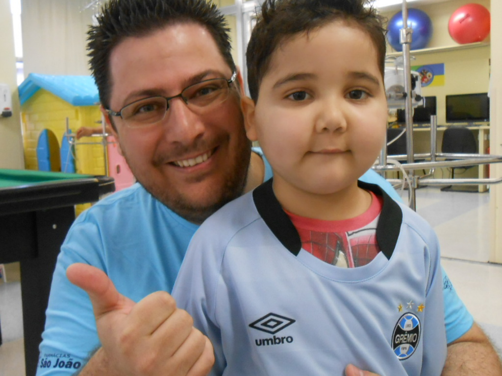 Matheus tem 5 anos e faz tratamento no Hospital de Clínicas. É uma criança muito alegre, simpática e iluminada e que esperava ansioso sua camiseta do Grêmio. E quem levou a camiseta celeste oficial para Matheus foi o voluntário Maurício Martins.