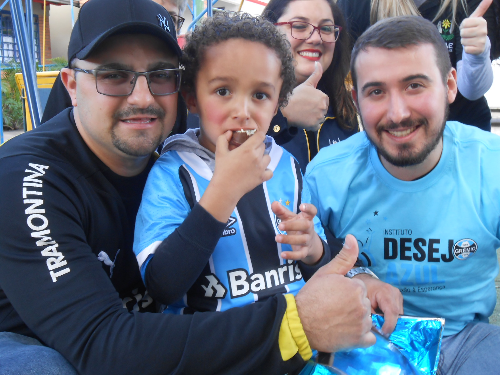 Pedro Thiago faz tratamento na Escola Especial Nazareth, uma referência no Estado neste tipo de ensino. Pedro é tão ou mais fanático que o seu querido pai . Pedrinho ganhou sua camiseta oficial do Grêmio do voluntário Leonardo Machado. O próximo passo é concretizar o outro sonho do menino, conhecer a Arena.