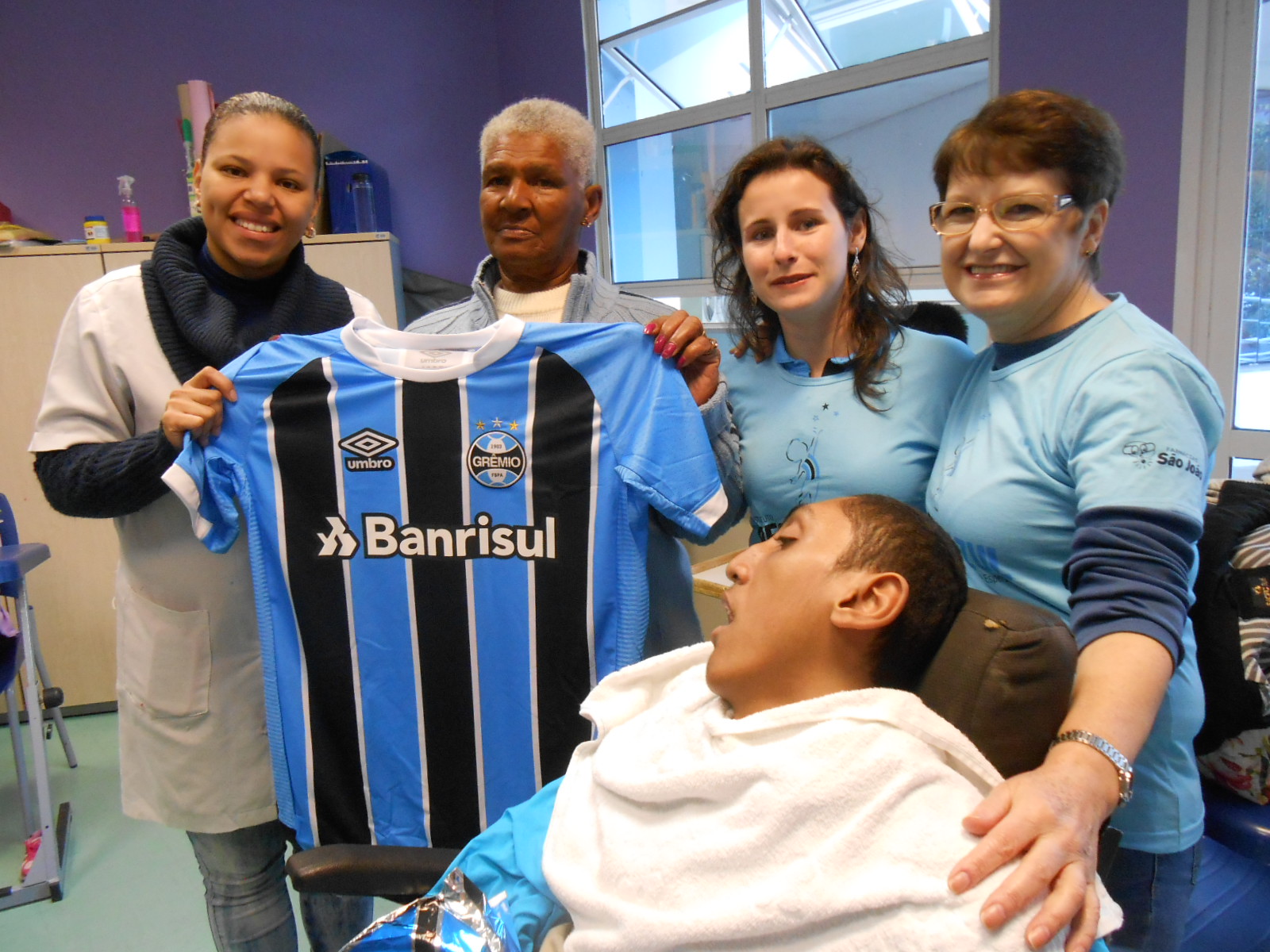 Alexandre tem 17 anos e faz tratamento na Kinder. Desejava ganhar uma camiseta oficial do Grêmio algo que foi possível graças as voluntária Bianca Venci e Maria Venci. Agora com a camiseta nova Alex aguarda mais uma vitória do Imortal.