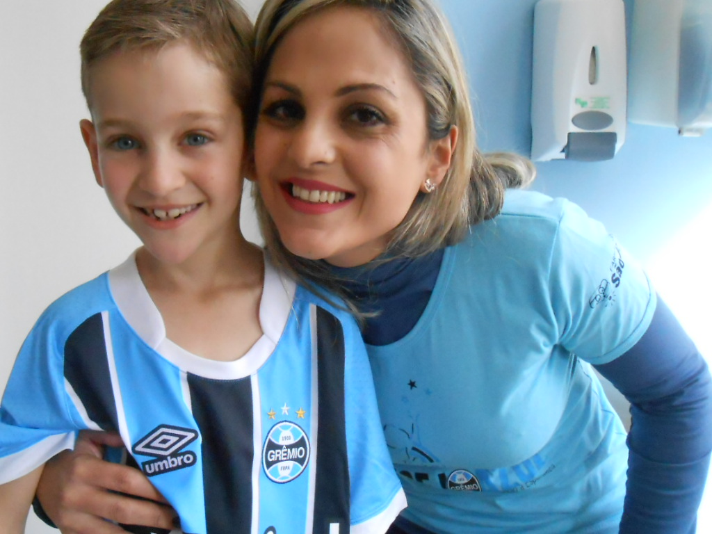 Kaio tem sete anos e está fazendo tratamento no Instituto de Cardiologia. Fará uma cirurgia em seguida e logo voltará para casa feliz da vida . E assim que fizer isso vestirá com orgulho a camiseta que esse querido tricolor ganhou da voluntária Andréa Fragoso.