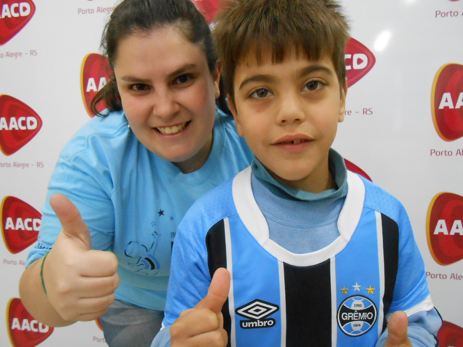 Matheus tem sete anos e faz tratamento na AACD desde os três anos. De lá para cá já teve vários avanços no seu quadro de saúde graças ao excelente serviço prestado pelos profissionais da AACD. Matheus também é um gremistão e queria uma camiseta do Tricolor algo que foi possível de realizar graças a voluntária Bianca Rosito.