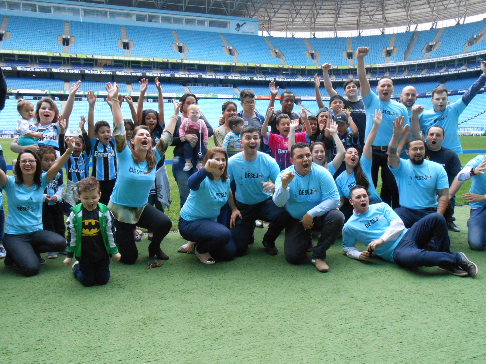 Zona mista, vestiário, auditório, sala de aquecimento, beira do gramado, enfim, as emoções se renovam a cada visita das crianças e voluntários do Desejo Azul na Arena . Na visita do mês de agosto estiveram presentes os voluntários Rodinaldo Barancelli, Adriano Reis, Marcelo Caldieraro , Diego Raymundo, Márcia Freitas, Luciana Santos, Cláudia Flores , Jerusa Santos da Silva e Vitória Brun e Isabel Almeida de Souza e vários colegas da GM . Apresentação do tour do sempre simpático e competente Miguel Horlle.