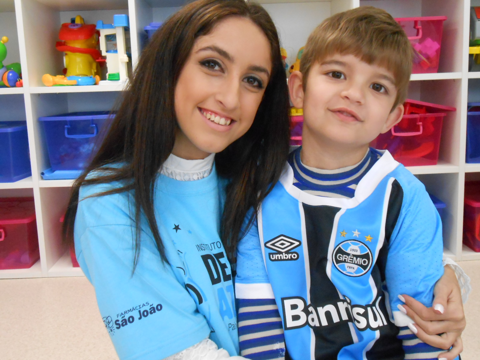 Vitor Hugo está fazendo manutenção do seu tratamento na Casa de Apoio do Instituto do Câncer Infantil. O menino é um querido tricolor que acompanhar sempre o Grêmio. Seu desejo era ganhar uma camiseta oficial do clube, algo que foi possível com a colaboração da voluntária Isabela Muller Rocha.