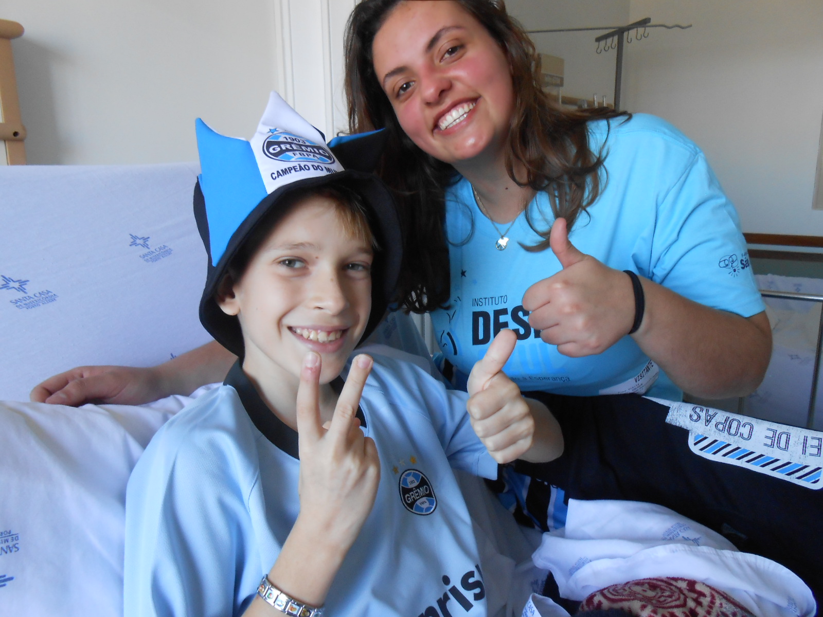 Guilherme está fazendo tratamento no Hospital da Criança Santo Antonio. Gremista fanático, o menino esperava o Desejo Azul com sua cama coberta de produtos do Grêmio. Seu desejo era ganhar a camiseta celeste que tantas vitórias está dando ao Imortal. E com a colaboração da voluntária Isabel Krugger levamos o presente que dará também muitas vitória ao Guilherme.