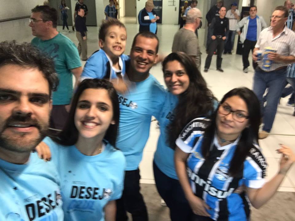 Hoje foi a vez do gremistão Gustavo ir pela primeira vez na Arena assistir um jogo do Tricolor. Ele e sua mãe foram assistir Grêmio 1 x 1 Santos com a colaboração dos voluntários Daniel Kara, Maria Renata Kara, Victor Coelho e Karina Campos.