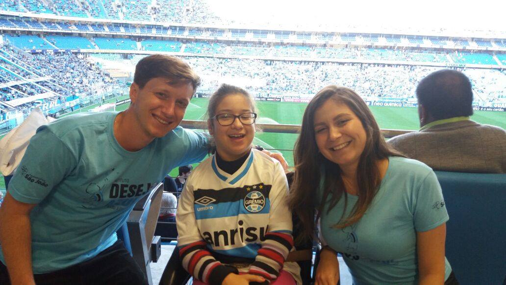 Hoje era uma tarde especial para a menina Camila da AACD. A menina que já tinha ganho sua camiseta oficial agora foi pela primeira vez na Arena em companhia dos seus pais para assistir na Arena mais uma vitória do Tricolor no campeonato brasileira, agora contra o Atlético/MG. Participação dos voluntários William Dallegrave e Gabriela Fontana.