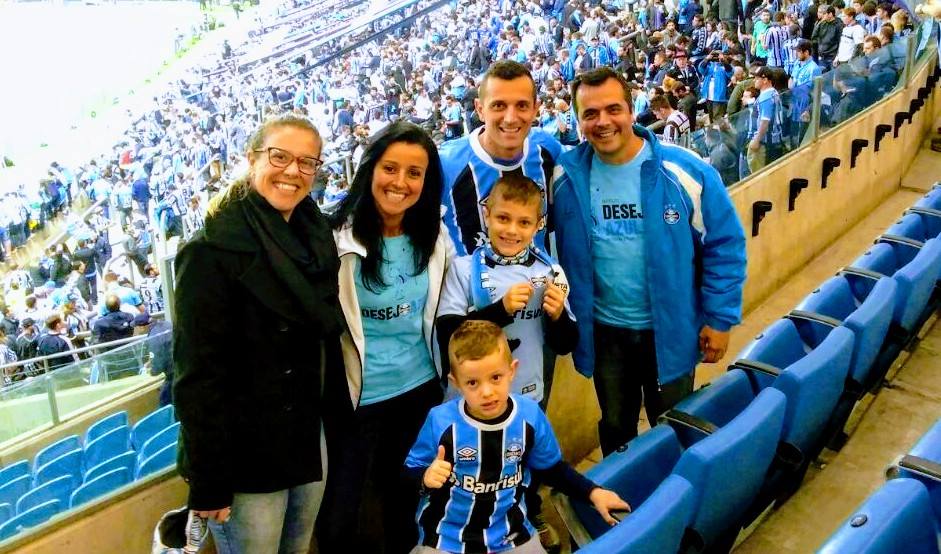 Joaquim era só sorrisos e felicidade ontem no jogo contra o Godoy Cruz, pois além de ver o seu Grêmio pela primeira vez na Arena , assistiu o Tricolor dar outro grande espetáculo e classificar para seguir em frente na Libertadores. O menino que foi ao jogo acompanhado de sua família agora fará uma intervenção cirurgica mas já ganhou forças e ânimo abençoado por Deus e pelas vibrações tricolores. A ação contou com a participação dos voluntários Maria Luisa Villanueva Antúnez eJuan Roberto Vallanueva Antúnez