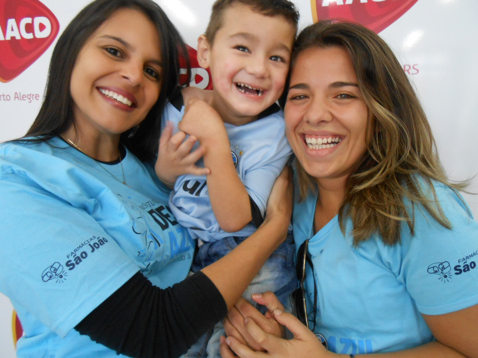 Realmente foi uma ação muito emocionante. Emocionante porque envolveu duas voluntárias, um menino chamado Carlos Gabriel que não parou de sorrir em nenhum minuto e sua mãe feliz da vida com a felicidade do seu filho. O gremistão Carlos Gabriel ganhou sua camiseta celeste do Grêmio das voluntárias Bianca Molina e Annapaula Adesuwa.