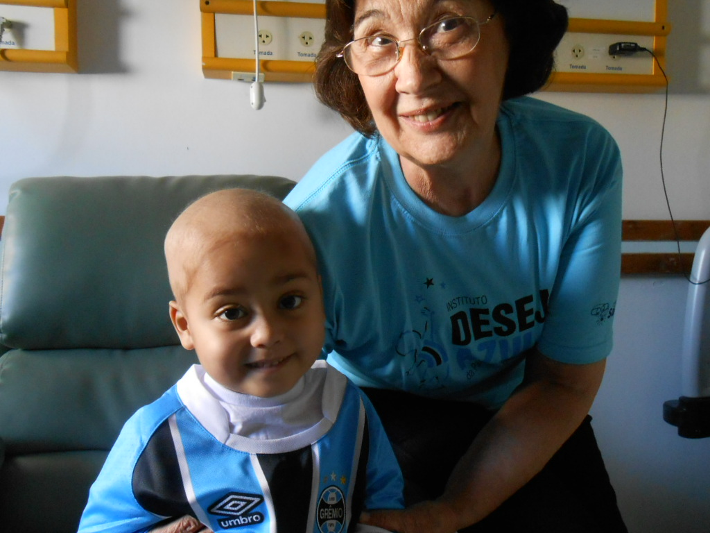 O pequeno Davi de três anos faz tratamento no Hospital da Criança Santo Antonio. É uma simpatia , tem uma luz própria e além disso uma força imensa de superar a adversidade. E como não bastasse isso Davi é gremista . O pequeno gremista ganhou sua camiseta oficial do Grêmio da voluntária Marta Caminha.